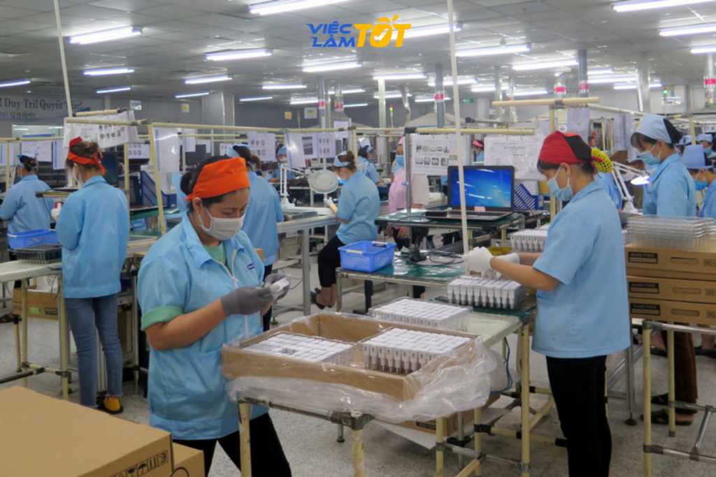 Người lao động làm việc trong nhà máy tại KCN An Nghiệp