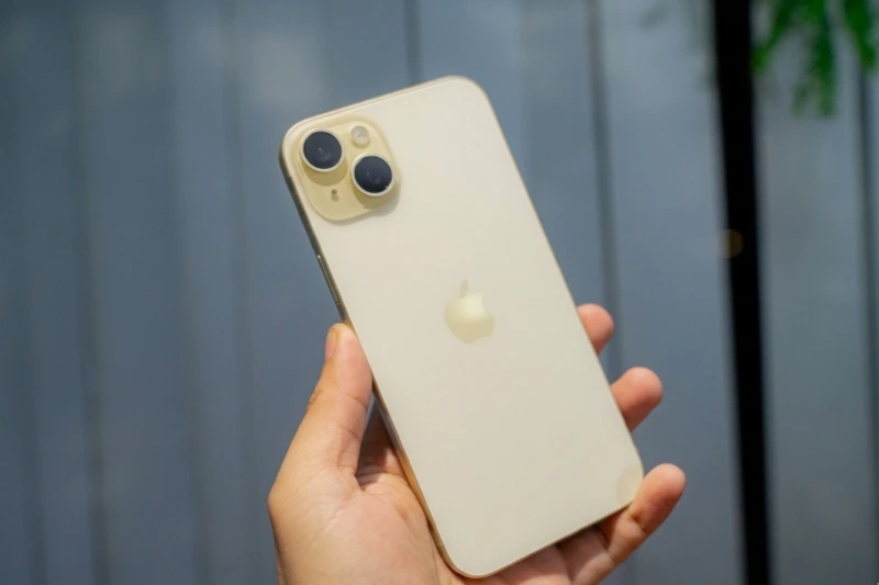 iPhone 15 màu Vàng sở hữu sắc vàng pastel nhẹ nhàng