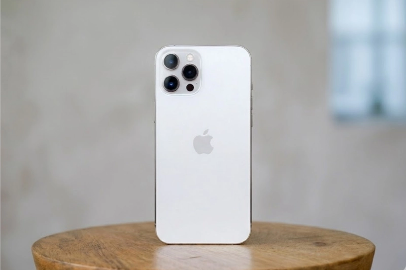 iPhone 12 Pro Max màu Bạc phù hợp người sự sang trọng và đơn giản.