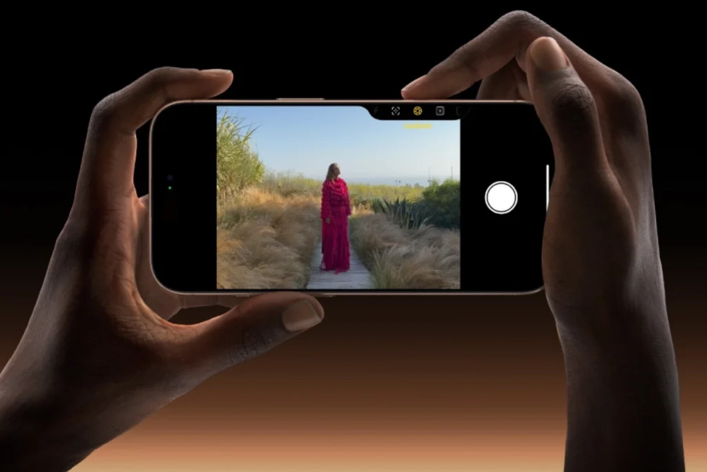 iPhone 16 Pro bổ sung nút Camera Control (Điều khiển camera) giúp bạn dễ dàng thu phóng, chỉnh khẩu độ và chụp ảnh chuyên nghiệp như dùng máy ảnh cơ.