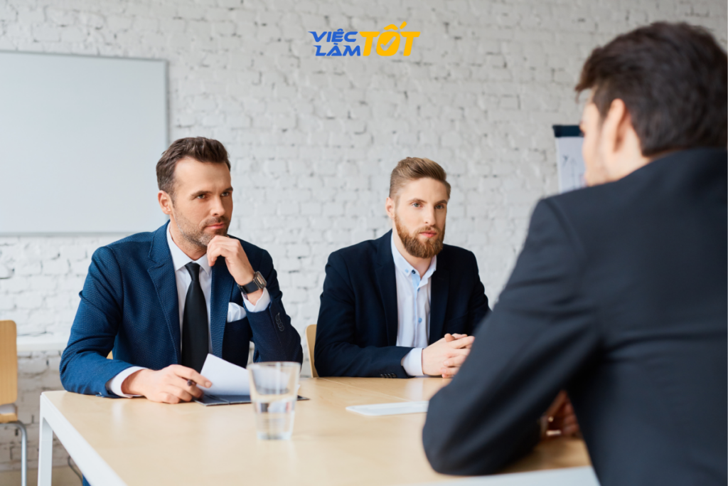 Tester và Developer đang cùng nhau thảo luận để tái hiện một lỗi khó