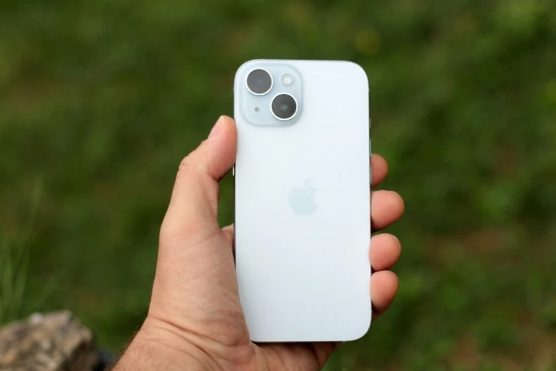 Kích thước iPhone 15 có thực sự vừa vặn để sử dụng bằng một tay không? iPhone 15 đã đánh dấu một bước ngoặt lớn về ngôn ngữ thiết kế của Apple