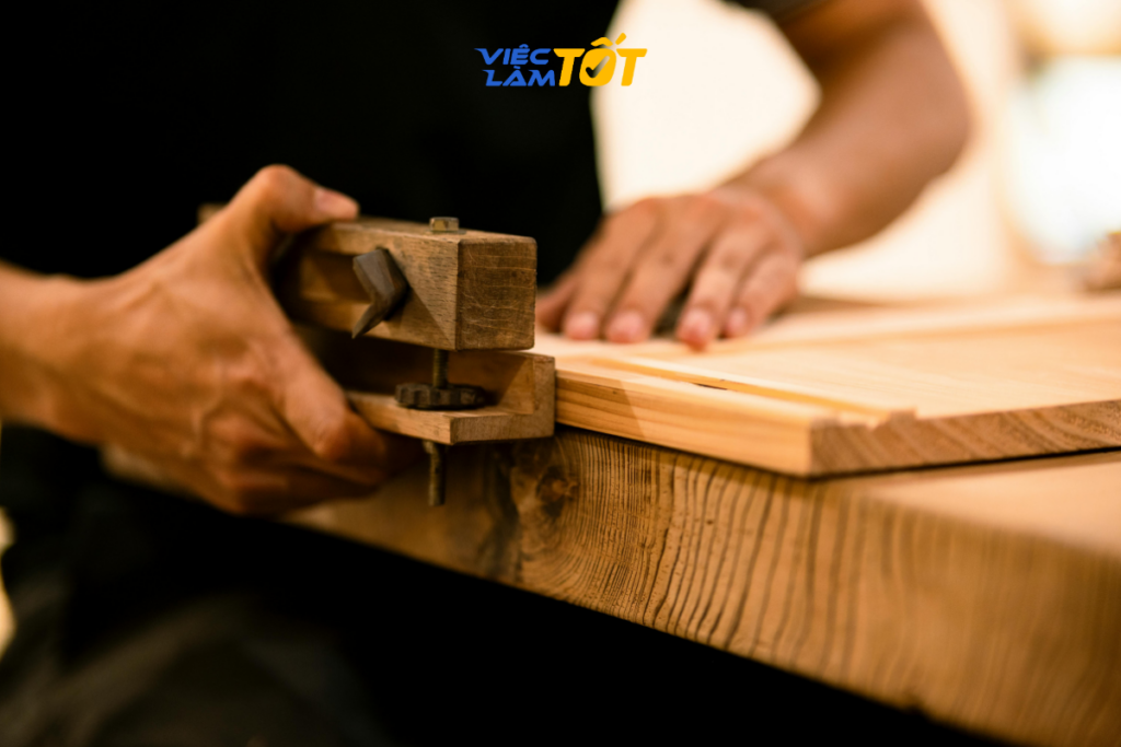thợ mộc vận hành máy CNC