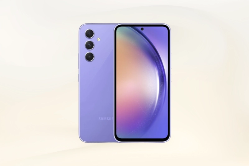 Samsung Galaxy A55 với cụm 3 camera sau được đặt tách biệt, vẻ ngoài thanh lịch tối giản
