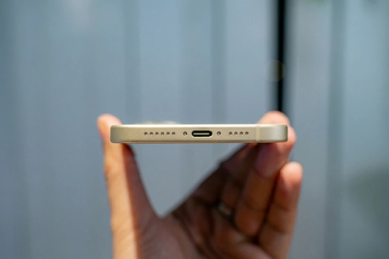kiểm tra cổng usb c iphone 15 plus trước khi mua