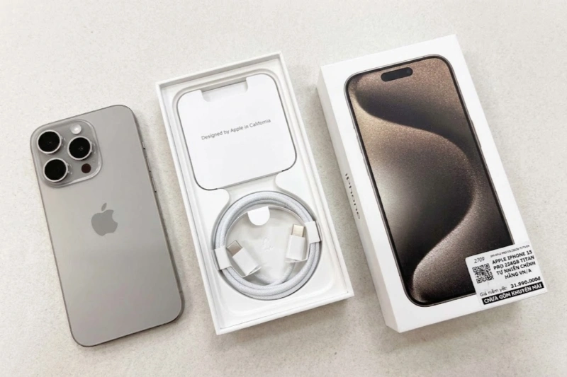 Màu Titan Tự Nhiên trên iPhone 15 Pro mang lại cảm giác chuyên nghiệp và lịch lãm
