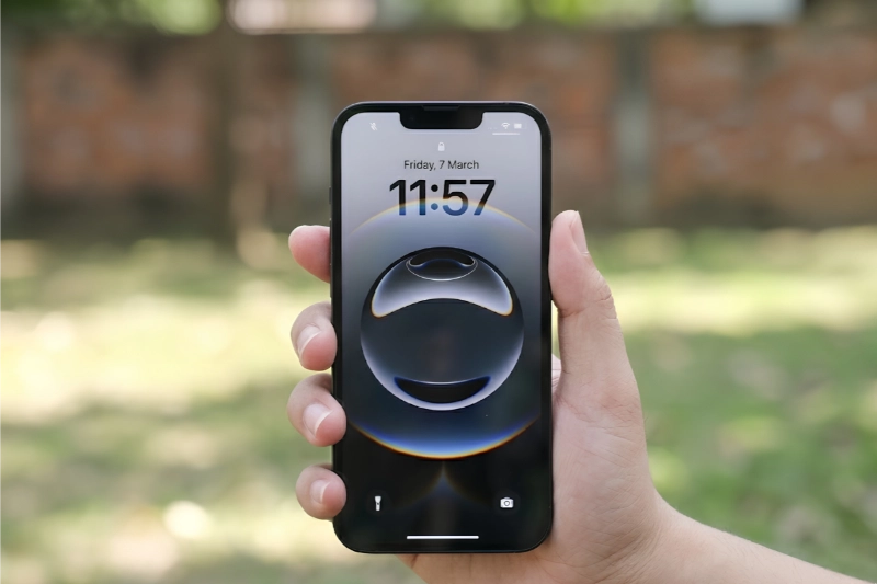 iPhone 16e với màn hình Super Retina XDR cho hình ảnh sống động