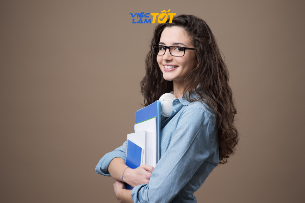 Sinh viên sử dụng laptop để quản lý thời gian làm việc