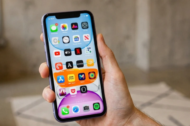 Màn hình 6.1 inch iPhone 12 Super Retina XDR OLED, hiển thị đen sâu, tương phản cao, xem phim và TikTok rất đẹp mắt