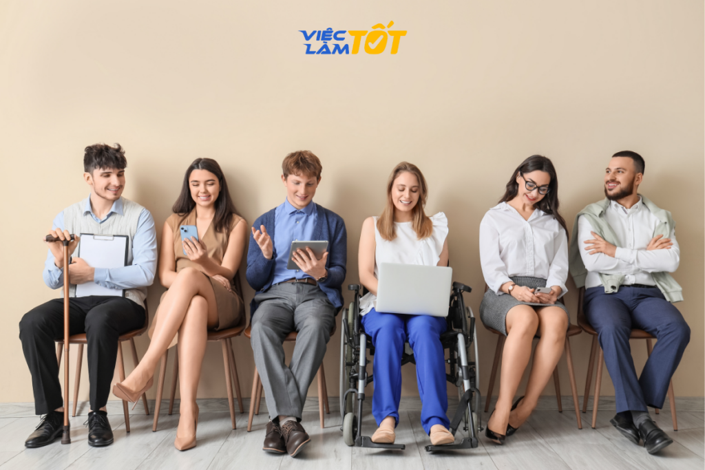Một ứng viên đang chăm chú ghi chép ý kiến của đồng nghiệp trong buổi thảo luận
