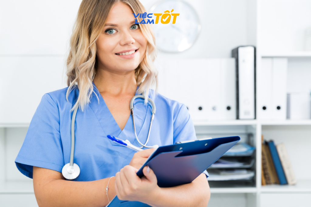 Các y bác sĩ đang hội chẩn về một ca bệnh phức tạp