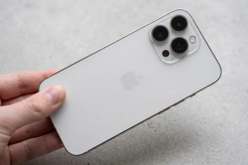 Những ai yêu thích phong cách tối giản sang trọng sẽ ưu chuộng sắc Bạc này của iPhone 13 Pro Max
