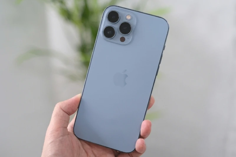 iPhone 13 Pro màu xanh dương chính là "vedette" tạo nên cơn sốt bùng nổ doanh số kỷ lục nhờ sắc diện thanh thoát