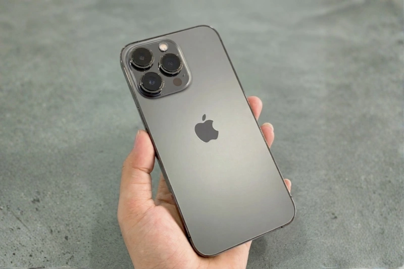 iPhone 13 Pro màu Đen Graphite khoác lên mình một diện mạo vô cùng quyền lực, có chiều sâu