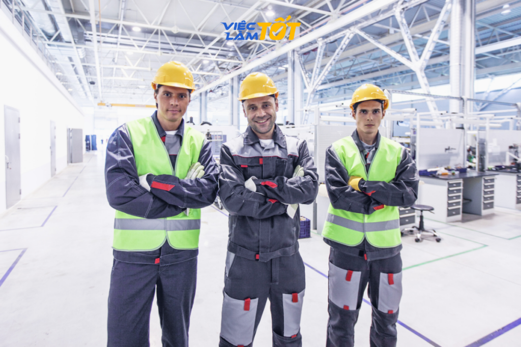 Kỹ sư xây dựng đang làm việc với bản vẽ CAD tại văn phòng