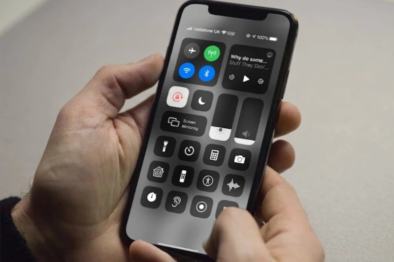 Mọi lệnh điều hướng trên iPhone 13 Pro Max đều được thực hiện thông qua thanh truyền động mỏng ở cạnh đáy màn hình