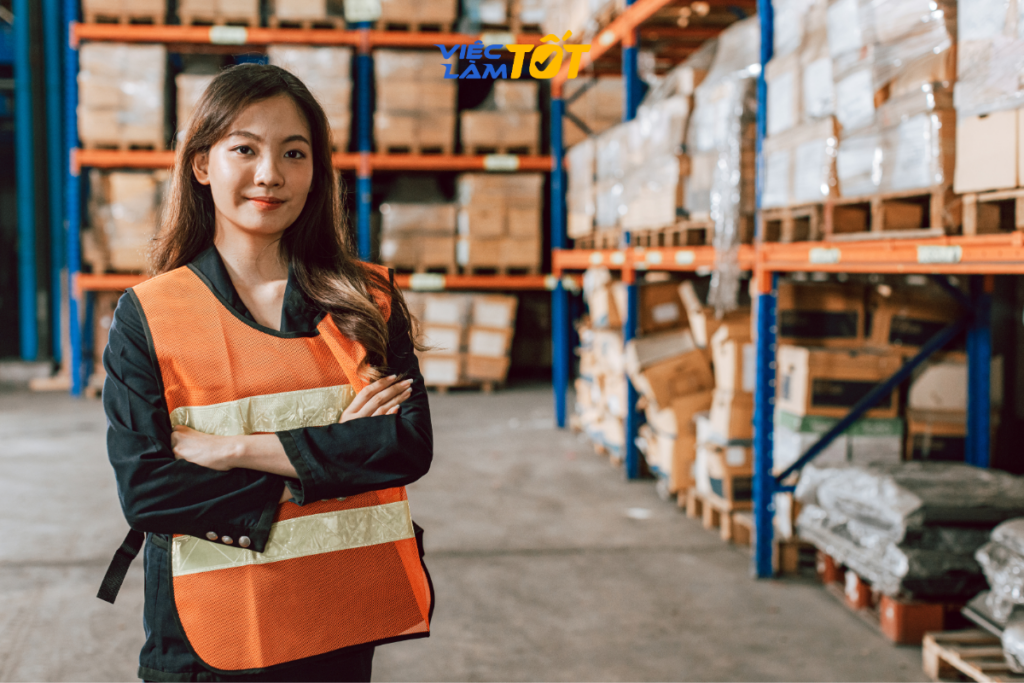 Nhân viên đang sắp xếp các thùng hàng lên kệ cao bằng xe nâng chuyên dụng