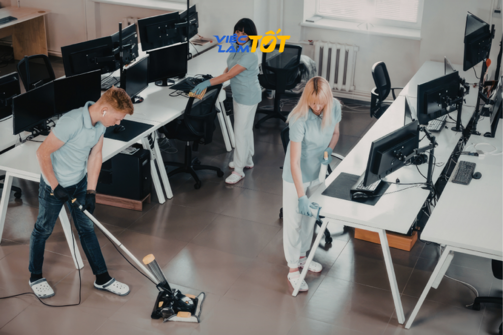 Tạp vụ không chỉ dọn dẹp mà còn giúp sắp xếp không gian ngăn nắp, chuyên nghiệp