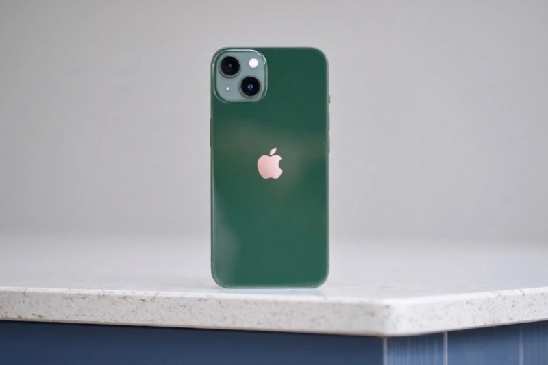 iPhone 13 màu Xanh Lá mang lại cảm giác mạnh mẽ và quyền lực
