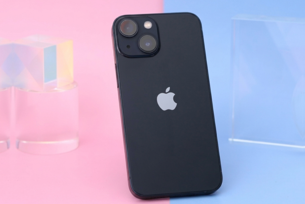 iPhone 13 mini màu đen nhỏ gọn, Midnight tối giản, cao cấp.
