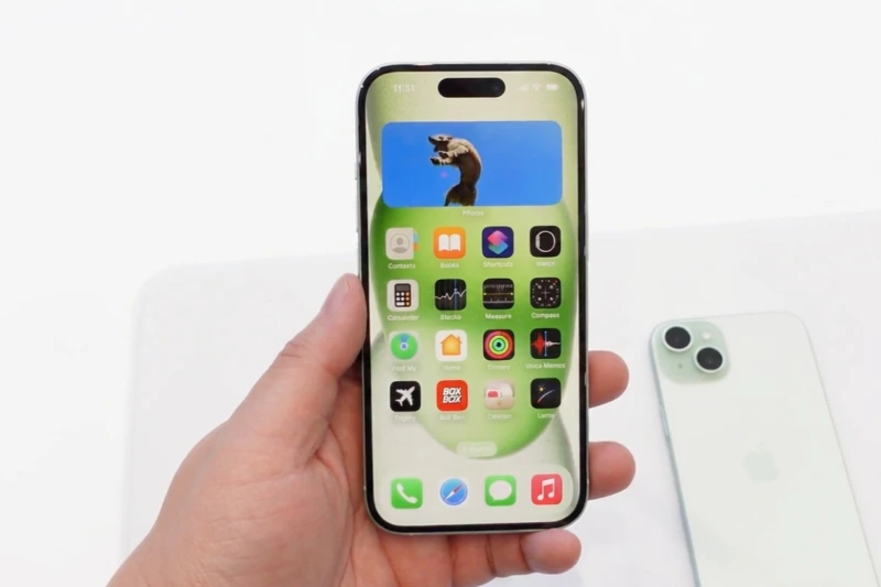 Màn hình 6,1 inch iPhone 15 độ sáng 2000 nits hiển thị rõ dưới trời nắng Việt Nam