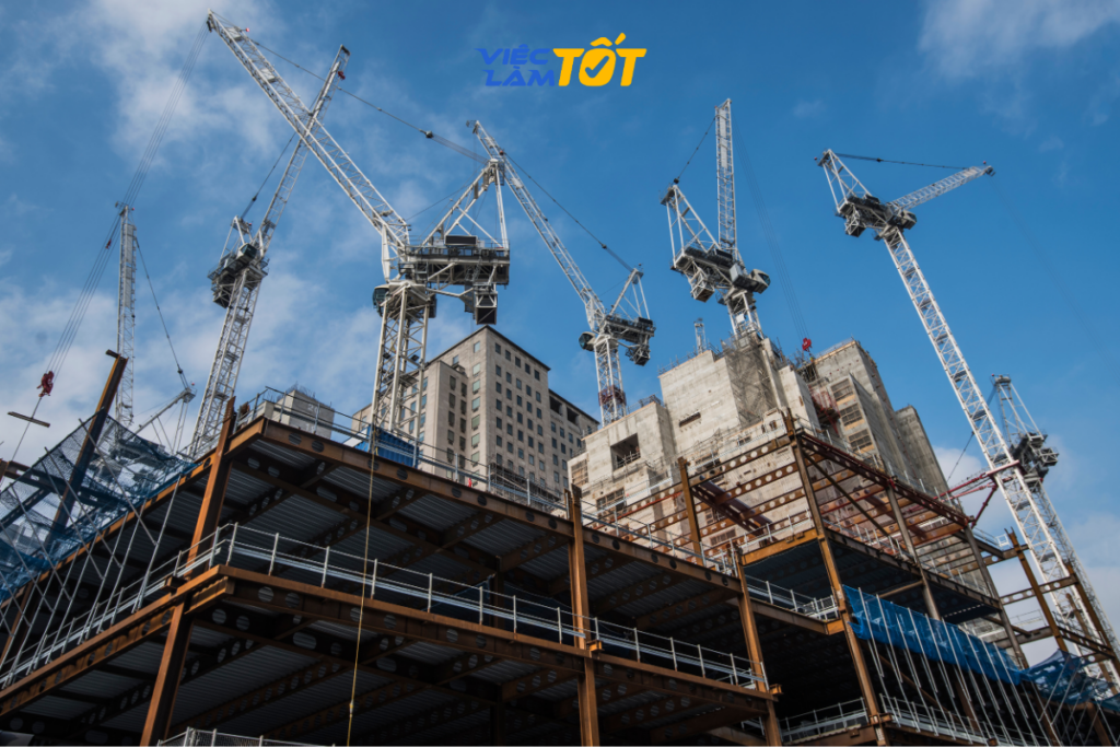Nữ kỹ sư xây dựng đang kiểm tra tiến độ tại công trường