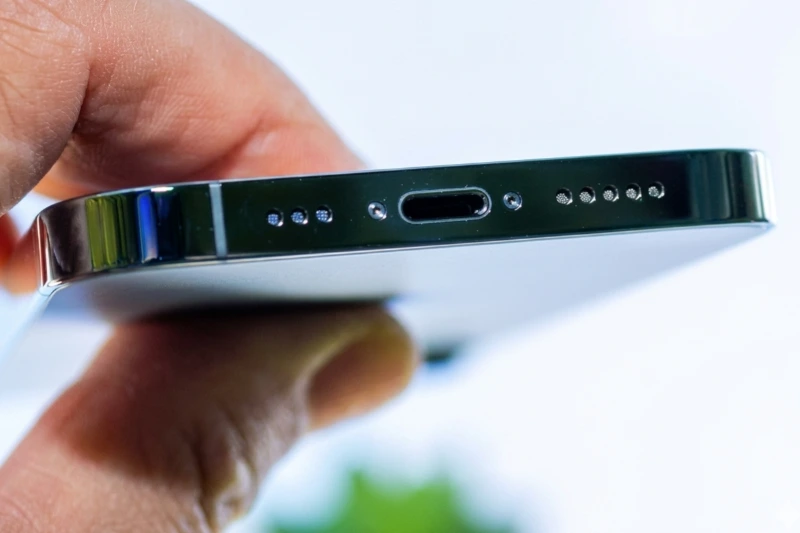 Kiểm tra cổng sạc – loa – mic của iPhone 15 Pro