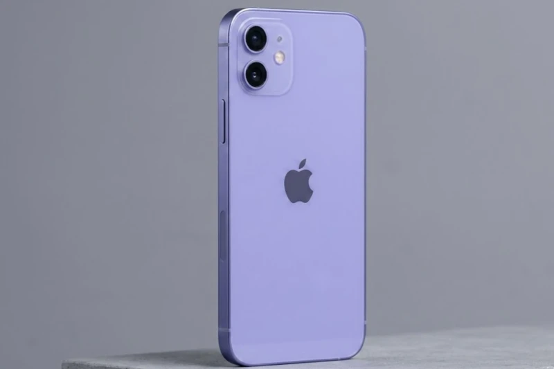 iPhone 12 sở hữu khung nhôm vuông tạo nên một tổng thể sang trọng và chắc tay