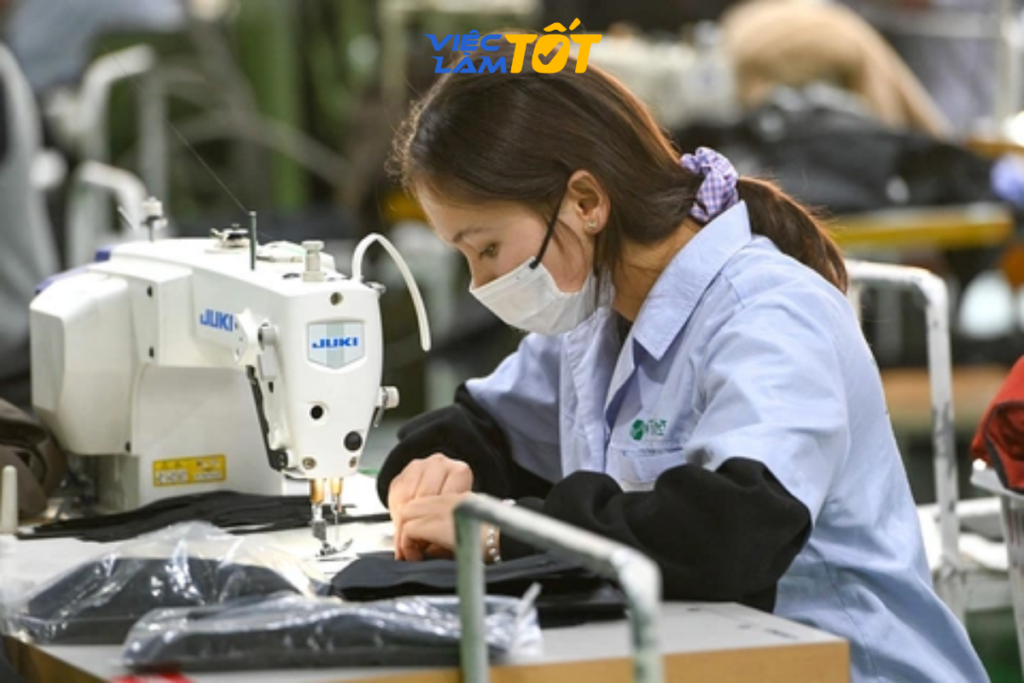 Công nhân đang làm việc trong nhà máy may mặc tại khu công nghiệp An Nghiệp