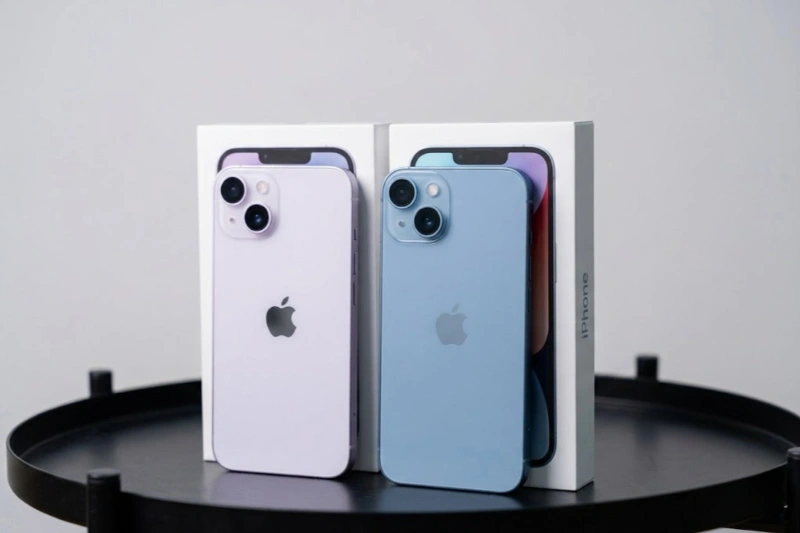 iPhone 14 Plus đầm tay và nam tính hơn, trong khi iPhone 14 linh hoạt tối đa cho người dùng.