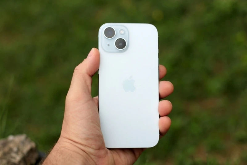 Thiết kế kính mờ giúp iPhone 15 ít bám vân tay