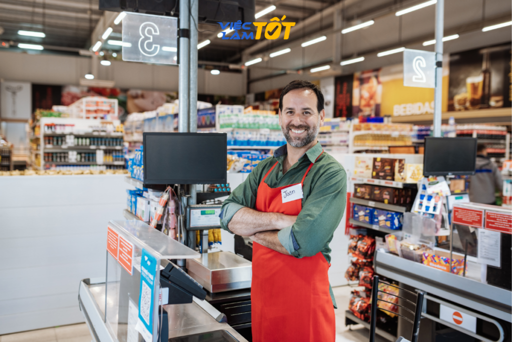 Thao tác trên máy POS hiện đại của nhân viên thu ngân chuyên nghiệp
