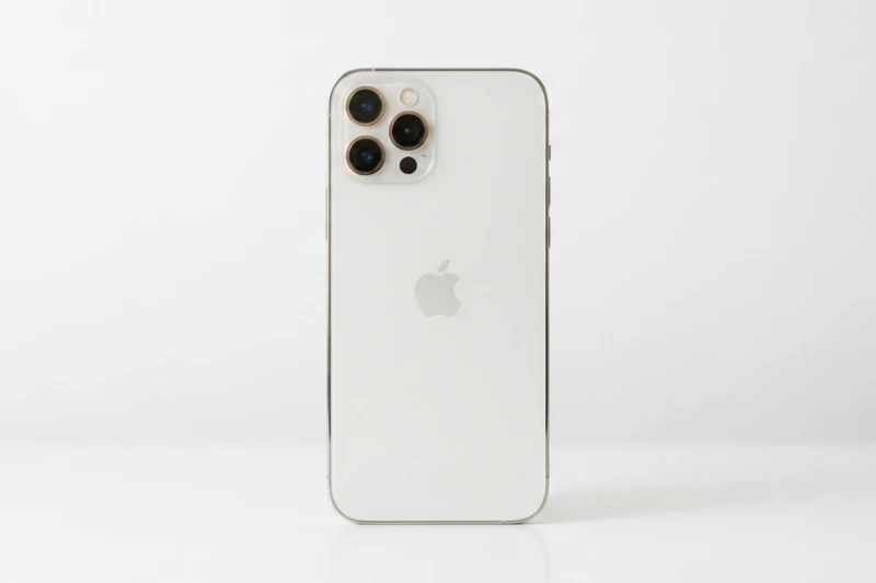 Màu Bạc có khả năng phản chiếu ánh sáng tốt, giúp iPhone 12 Pro nổi bật sang trọng mà không lòe loẹt
