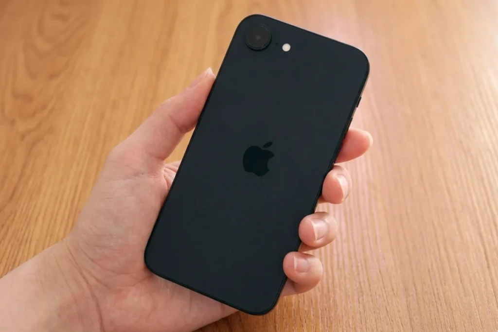 Thời lượng pin trên iPhone 16e là một bất ngờ lớn nhờ sự tối ưu tuyệt vời giữa phần cứng và phần mềm.