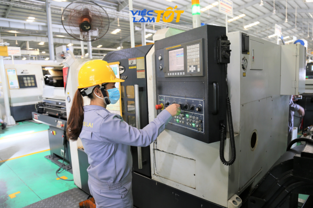 Công nhân đang vận hành máy móc hiện đại tại khu công nghiệp An Nghiệp