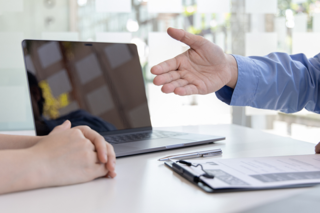 Duy trì mối quan hệ tốt với nhà tuyển dụng là cách thông minh để mở rộng cơ hội nghề nghiệp