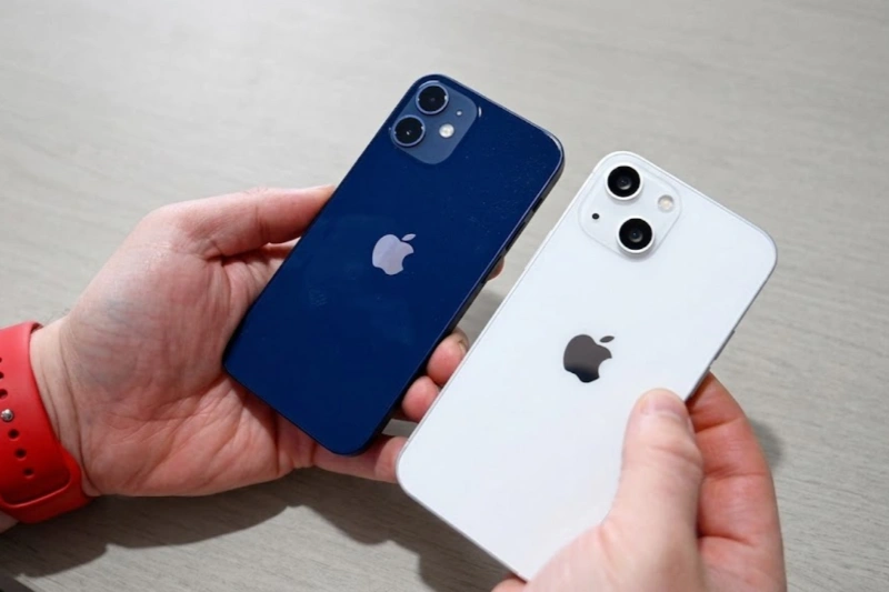 iPhone 13 có kích thước tổng thể khi máy dày hơn và nặng hơn so với iPhone 12