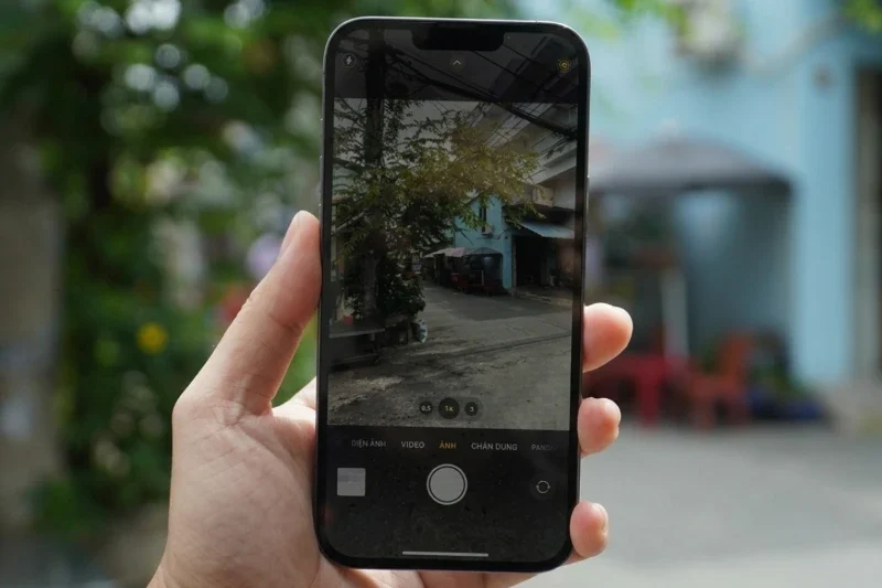 Ảnh chụp phong cảnh ngoài trời bằng camera chính.