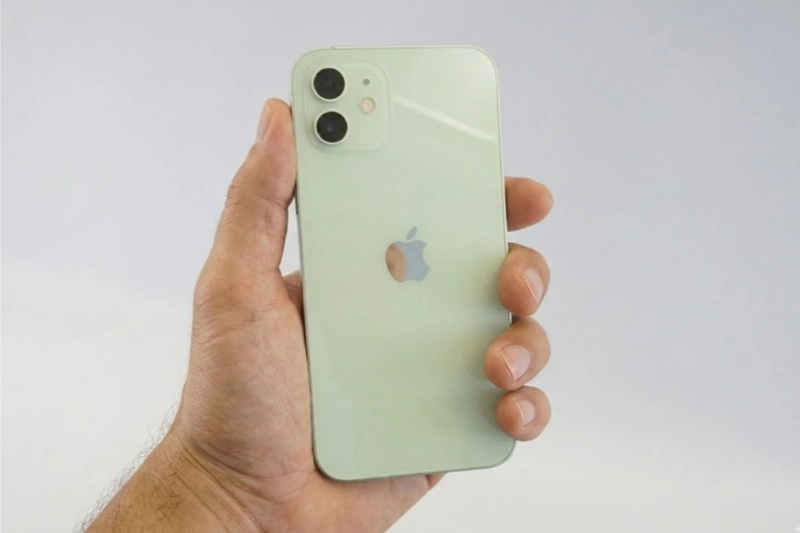 iPhone 12 màu Xanh ngọc bích nhẹ nhàng, mang lại cảm giác dịu mắt