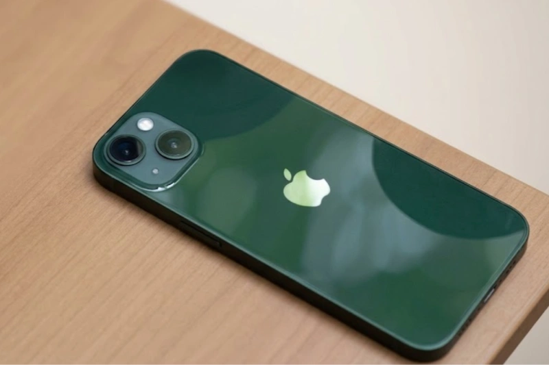 iPhone 13 Xanh Lá thích hợp cho những bạn trẻ yêu thích phong cách thời trang cá tính