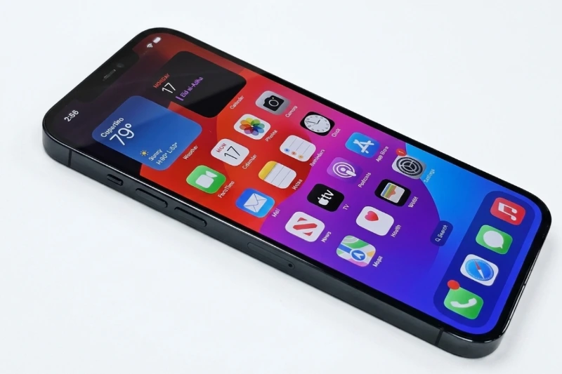 OLED iPhone 12 tương phản 2.000.000:1, đen sâu, tiết kiệm pin hơn màn hình cũ.