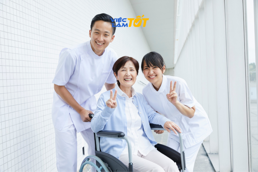 Điều dưỡng viên là vị trí có nhu cầu tuyển dụng cực lớn và đóng vai trò cầu nối giữa bác sĩ và bệnh nhân