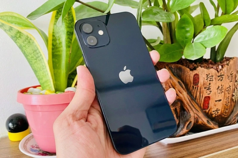 iPhone 12 màu Đen nổi bật với thiết kế đẹp, màn hình và hiệu năng nâng cấp vượt trội.