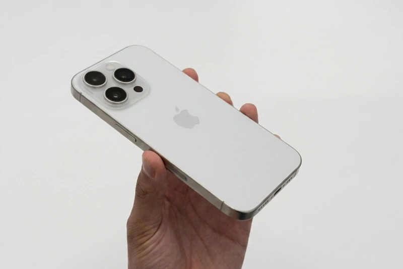 Trắng Titan giúp iPhone 15 Pro luôn sạch sẽ và bóng bẩy khi không dùng ốp lưng