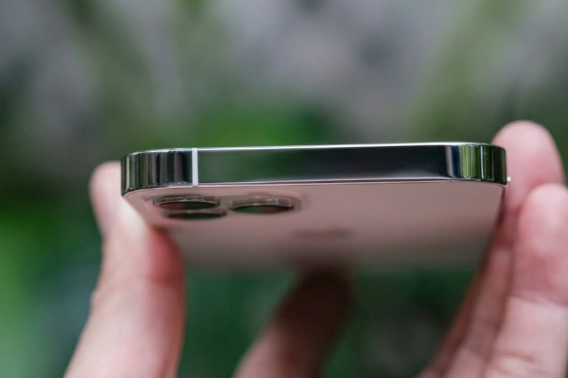 khung thép không gỉ móp góc iPhone 12 Pro Max có thể đã từng va đập mạnh, ảnh hưởng bên trong máy