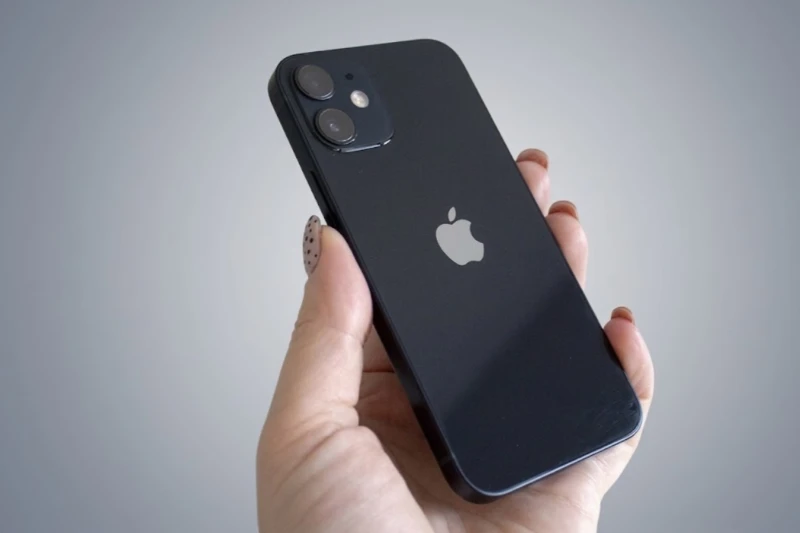 Cụm camera kép 12MP trên iPhone 12 được cải tiến giúp thu sáng tốt hơn