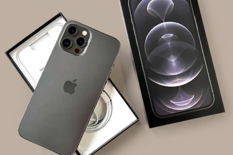 iPhone 12 Pro màu Đen Than Chì hợp với người mệnh Thủy và mệnh Kim