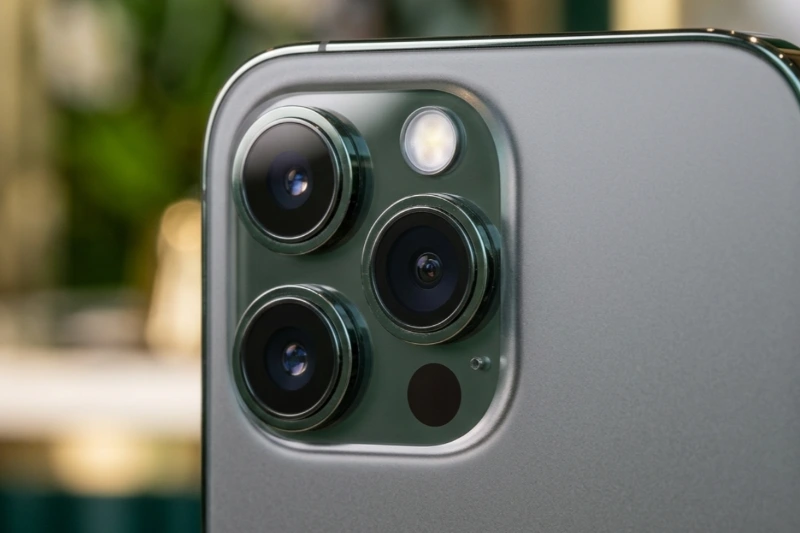 Chuyển đổi giữa Wide, Ultra Wide và Telephoto trên iPhone 12 Pro Max để kiểm tra cảm biến hoạt động ổn định.
