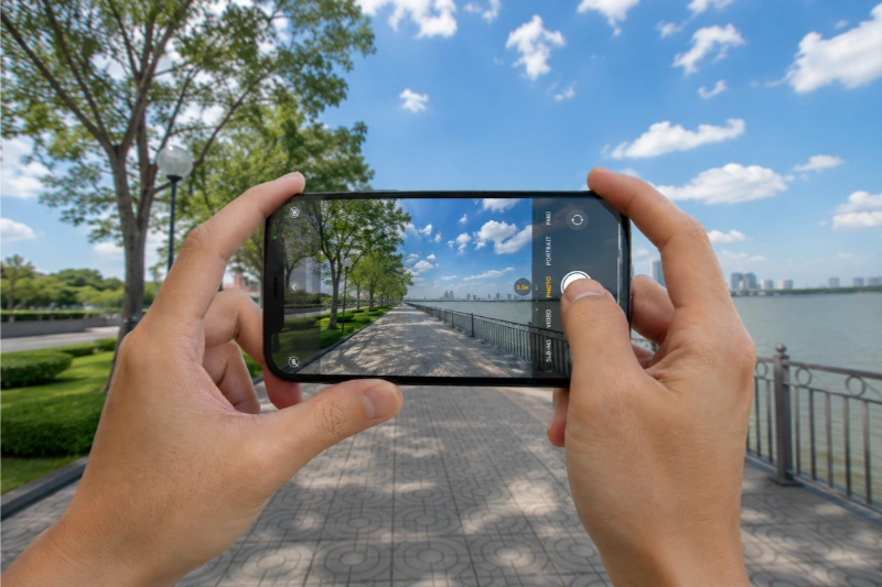 Hệ thống camera trên iPhone 12 mini gồm ống kính chính và ống kính góc siêu rộng cùng có độ phân giải 12MP
