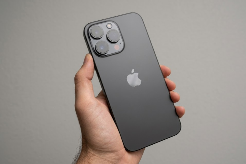 iPhone 15 Pro Max màu Titan đen tối giản và bí ẩn